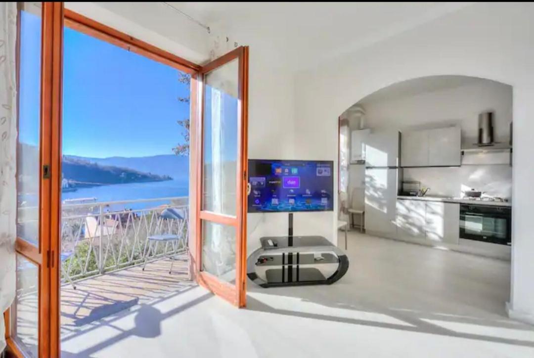 Apartment With View Lake Maggiore/Laveno Mombello Exterior photo